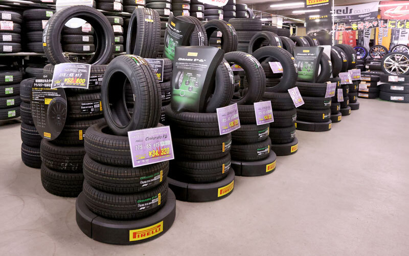 たくさんのタイヤ